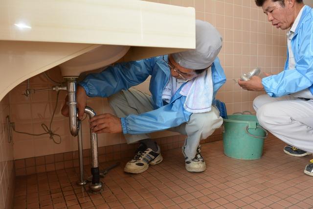 甲斐市水道連絡会の方が市内の公園のトイレ修繕している写真