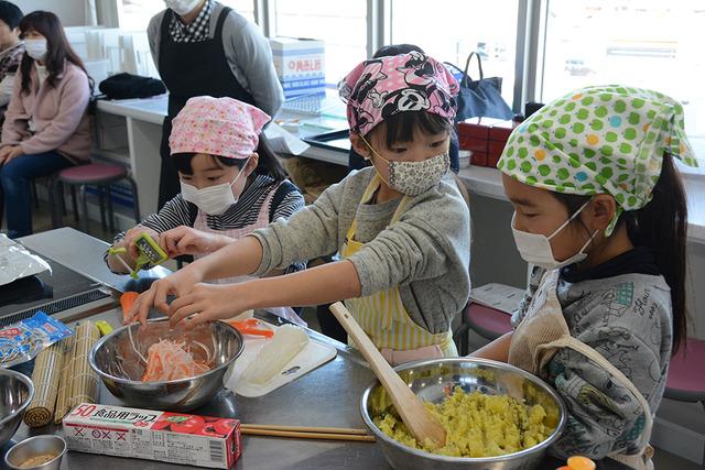 (写真)協力しながら「紅白なます」を料理