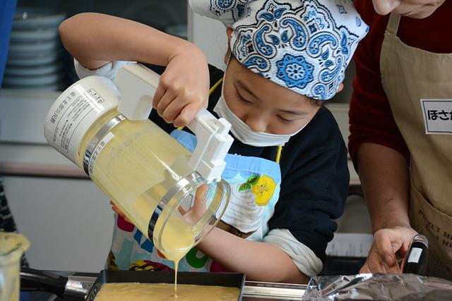 (写真)「伊達巻」を料理するため、ミキサーにかけた材料をフライパンに流し込む