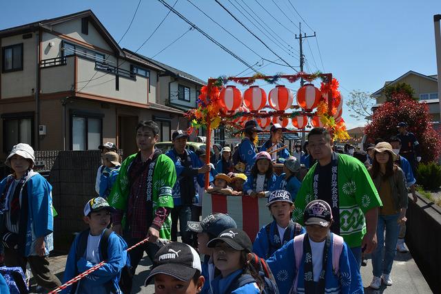 (写真)区内を子ども神輿が練り歩く様子