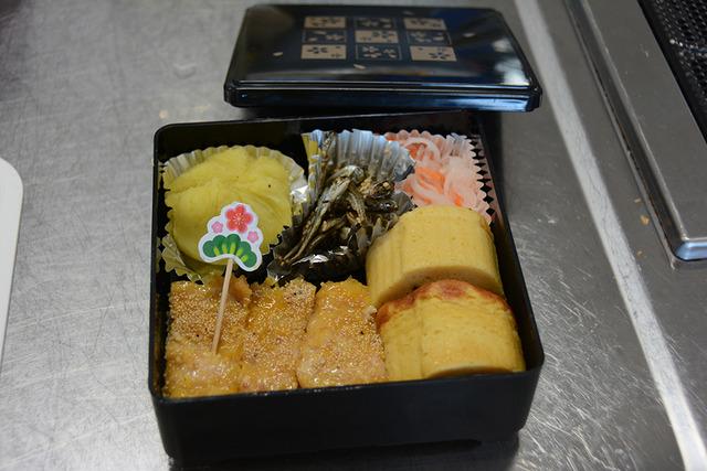 (写真)小さな重箱に入った完成したおせち