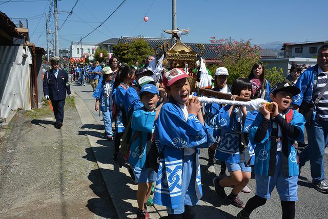 (写真)区内を子ども神輿が練り歩く様子