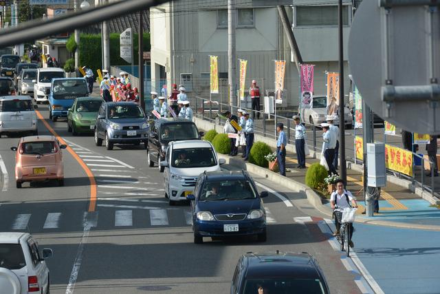 道路沿いに警察官等が並び街頭啓発を行っている様子の写真