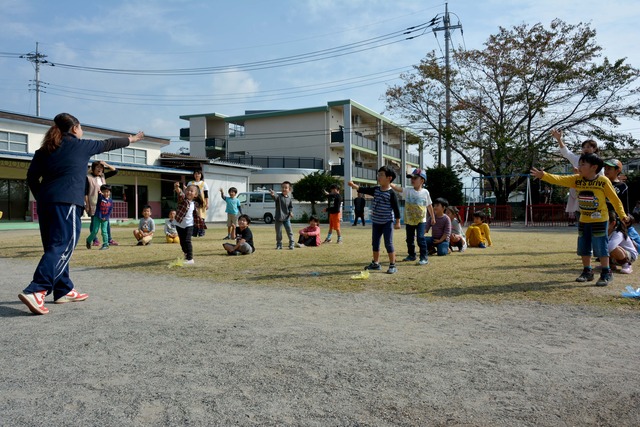 園庭でジャンケンをしている園児たちの写真