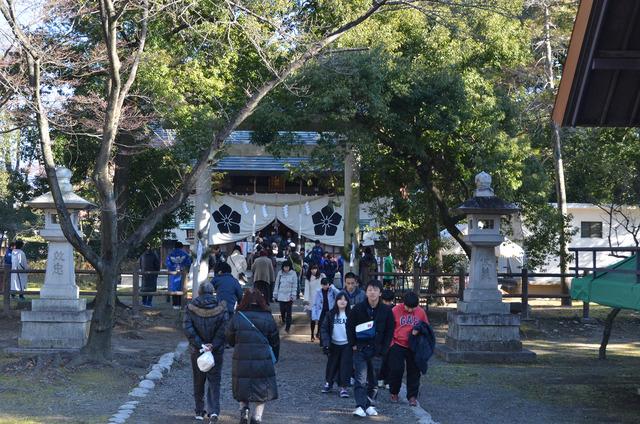 参拝客で賑わう山縣神社の写真