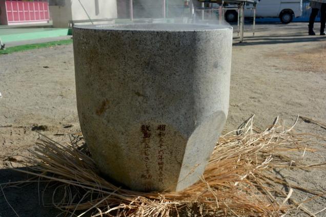側面に「昭和56年4月吉日」と記された石臼の写真