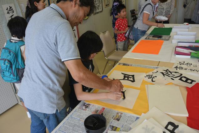 (写真)書道の体験コーナーの様子