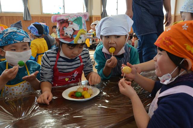 団子を食べる園児たちの写真