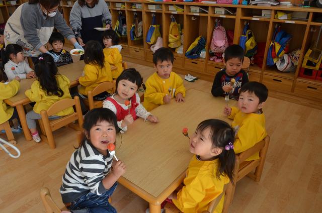 団子を食べる園児たちの写真