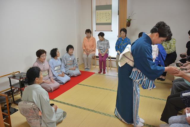 (写真)茶道の体験コーナーの様子