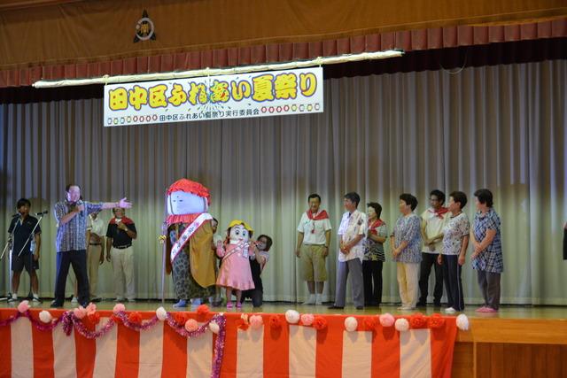 田中区オリジナルキャラクター「田中っち」と「みなみちゃん」がお披露目されている様子の写真