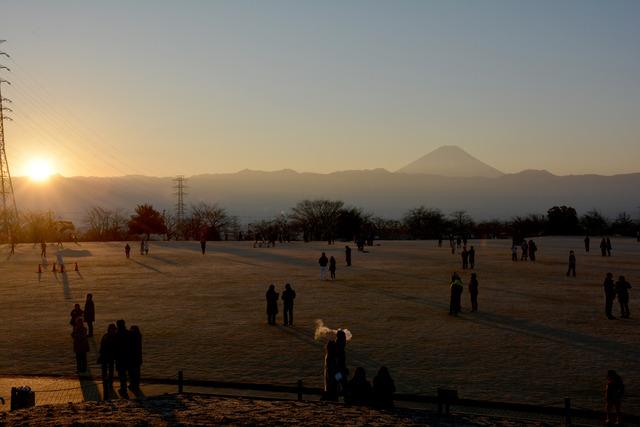 初日の出を見ている多くの人々の写真