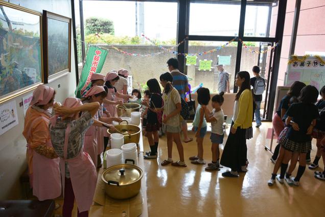 (写真)とん汁の無料配布に行列ができている様子