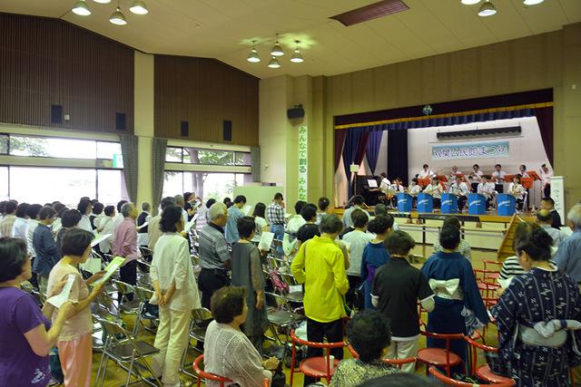 (写真)楽器演奏に合わせ、「花は咲く」を全員で歌う様子