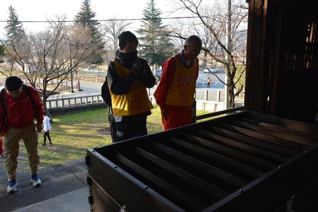 三社神社でお祈りする参加者の写真