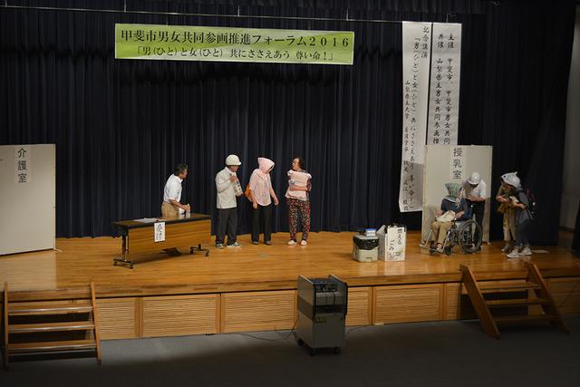敷島総合文化会館の舞台にて推進委員の方たちのによる寸劇の写真