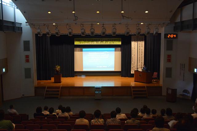 敷島総合文化会館にて行われた県立大学看護学部の伏見正江教授による講演の写真