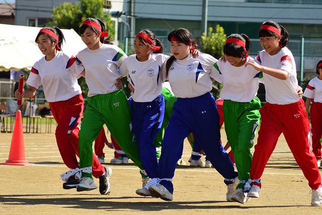 女子生徒たちが、五人六脚をしている様子の写真