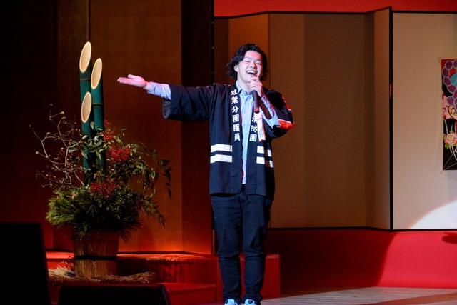 双葉ふれあい文化館にてカラオケ大会で優勝者の小田切広人さんが歌っている写真