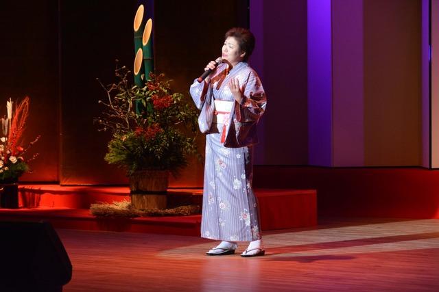 双葉ふれあい文化館にてカラオケ大会で準優勝者の清水裕子さんが歌っている写真