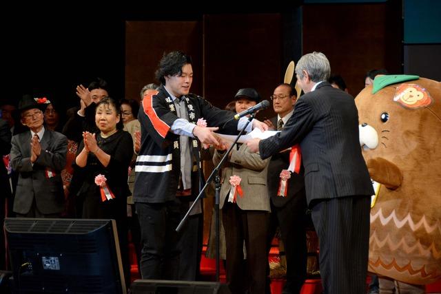 双葉ふれあい文化館にてカラオケ大会で優勝者が舞台の上で表彰されている写真