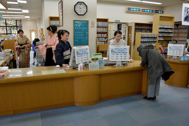 竜王図書館にて着物を着た数名の職員がカウンターに立つ写真