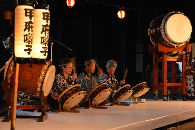 太鼓をたたく男性達の写真