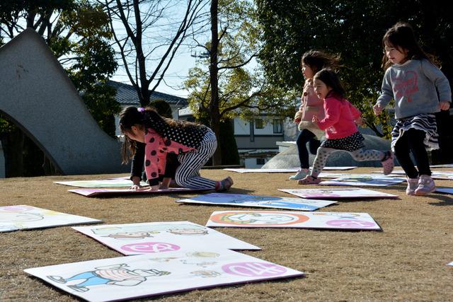 甲州弁ビックかるたに参加している子供たちが一つのかるたに走っている写真