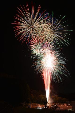 空高く上がる花火の写真