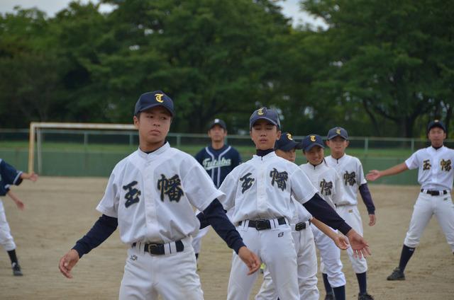 (写真)甲州弁ラジオ体操で体をほぐす選手たち