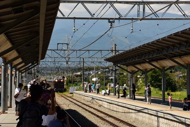 竜王駅に到着する列車の撮影をする人々の写真