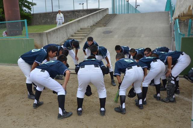 (写真)円陣を組む選手たち