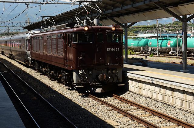 竜王駅に停車している列車の写真