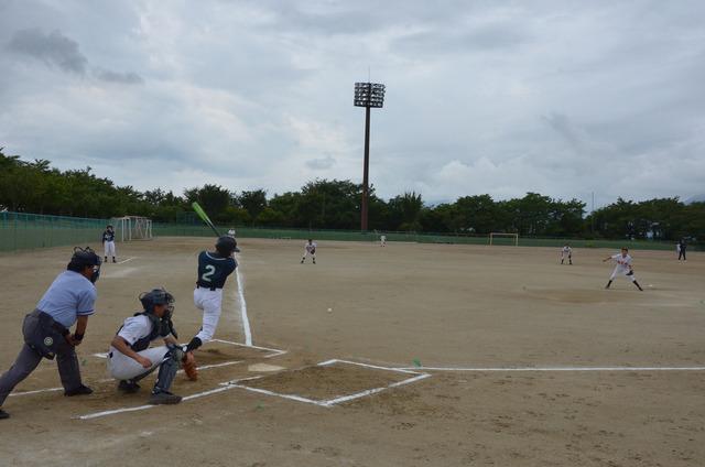 (写真)思い切りバットを振る打者