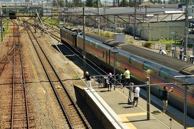 竜王駅に停車しているE26系車両の写真