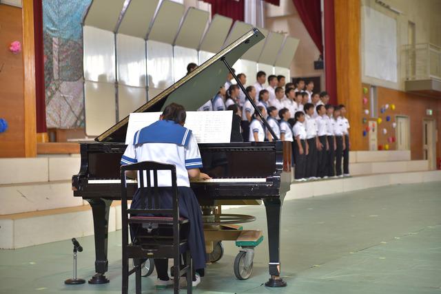 ピアノを伴奏をする生徒の写真