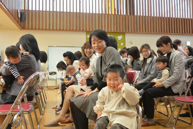 可愛いポーズを決める入園児の男の子の写真