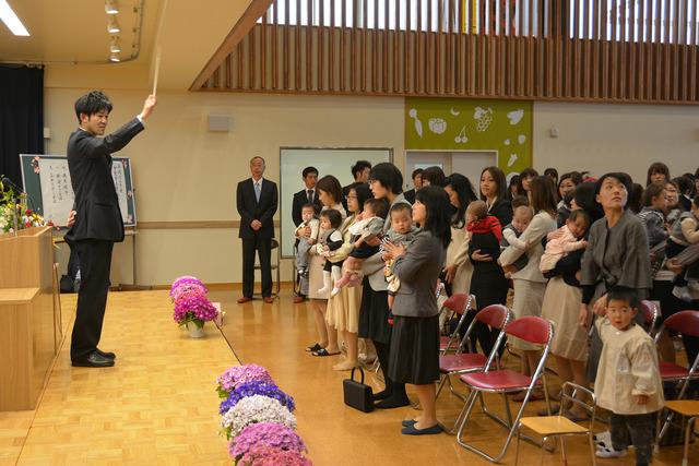 みんなで歌を歌う入園児たちの写真