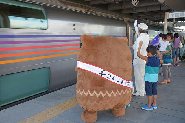 列車の発車時に「やはたいぬ」が見送っている写真