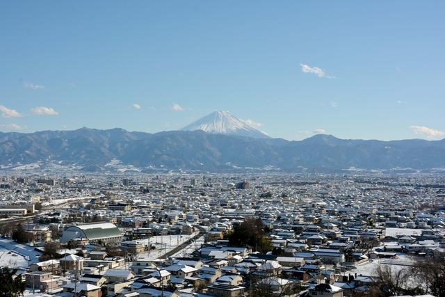 敷島総合公園から雪で覆われた町を見下ろした写真