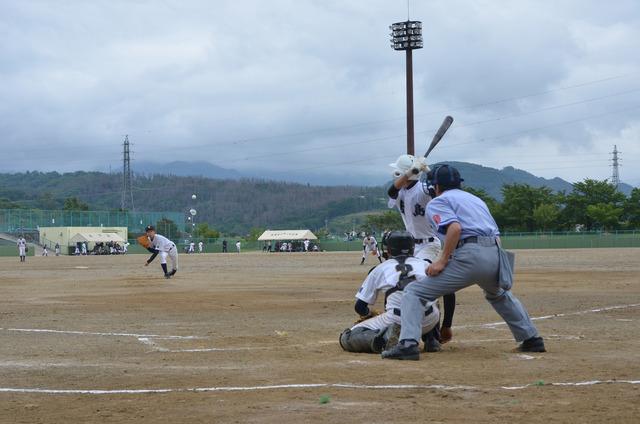 (写真)ボールを投げる投手と構える打者