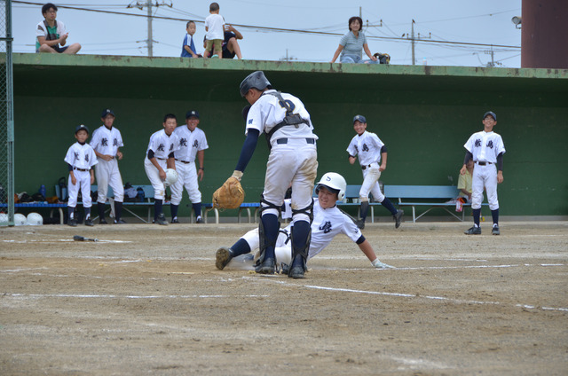 (写真)ホームにスライディングする走者