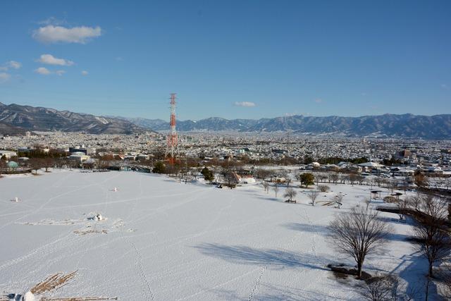 ドラゴンパーク展望塔から町を見下ろした一面雪で覆われた写真