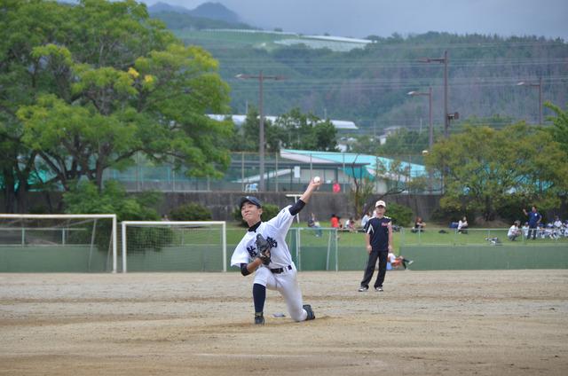 (写真)思い切り投げ込む投手