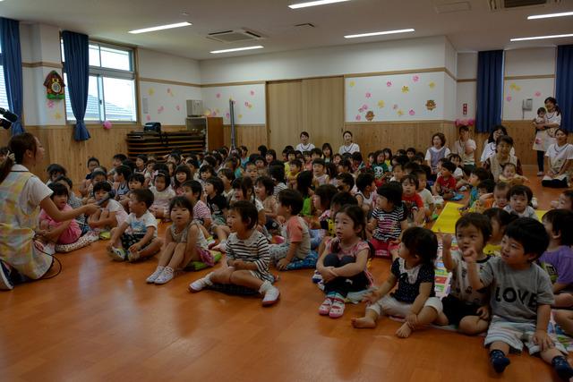 竜王西保育園にて園児全員で七夕の歌を合唱している写真