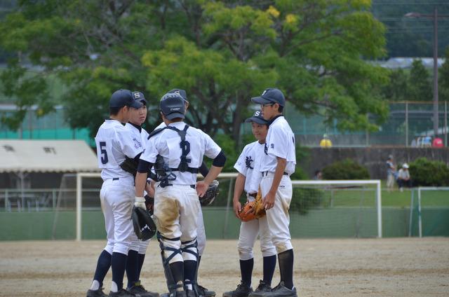 (写真)マウンドに集まる選手たち