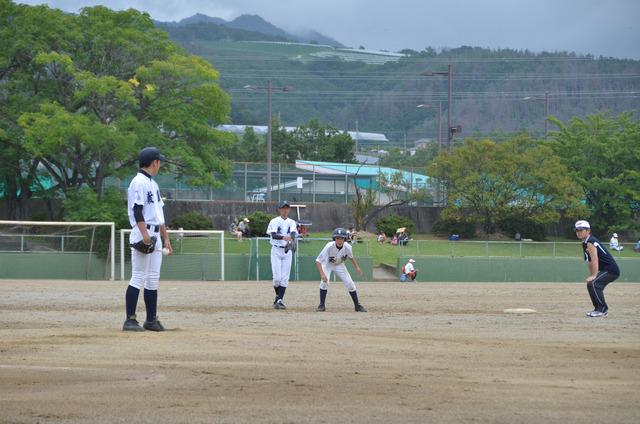 (写真)走者と駆け引きを行う投手