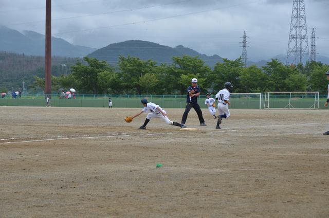 (写真)一塁でアウトになる打者