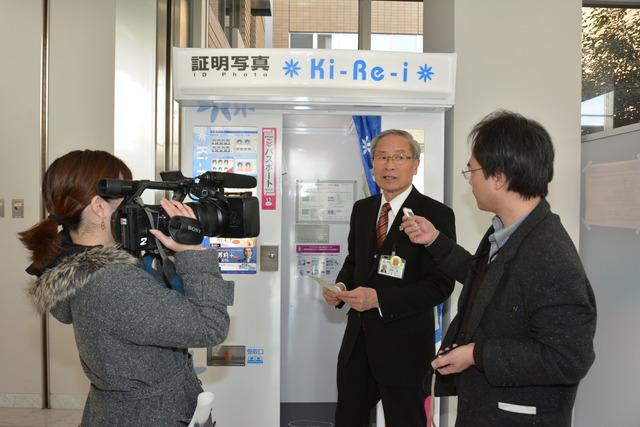 (写真)マスコミの取材を受ける保坂市長