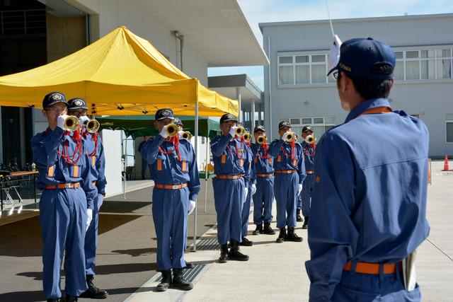 (写真)開会式にてラッパを演奏する甲斐市消防団ラッパ隊